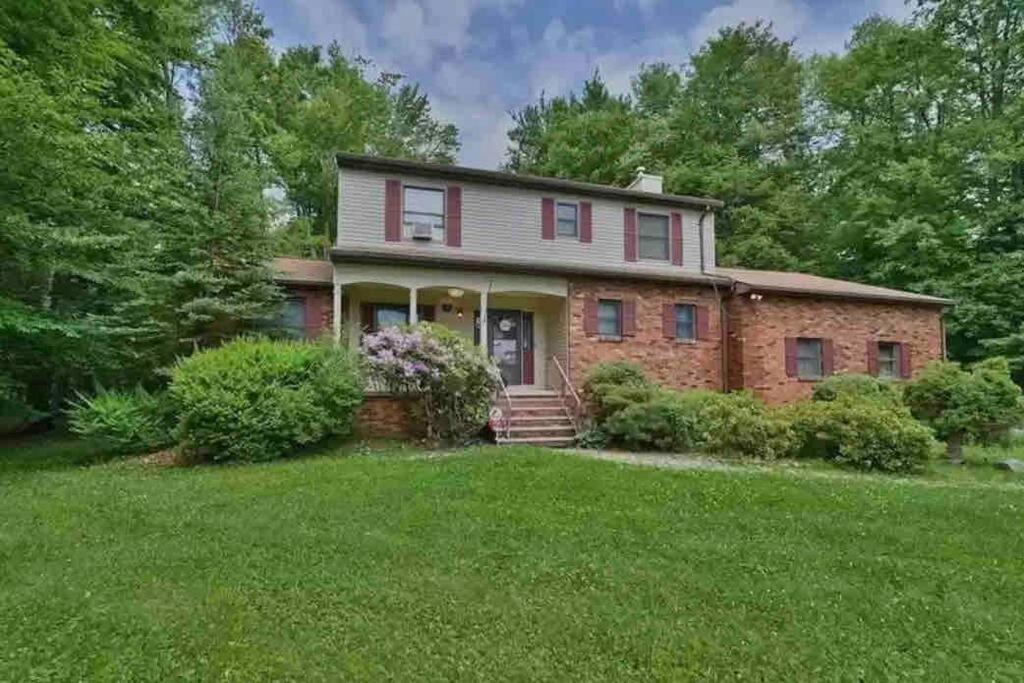 Charming Residential Home With Lots Of Fun Blakeslee Exterior photo