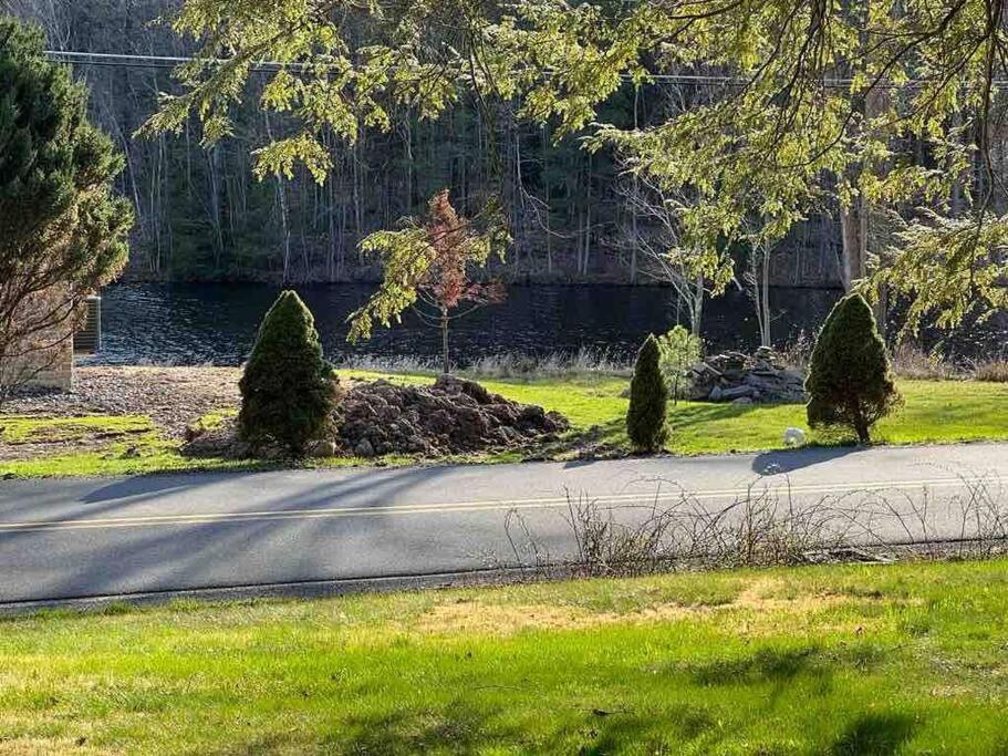 Charming Residential Home With Lots Of Fun Blakeslee Exterior photo