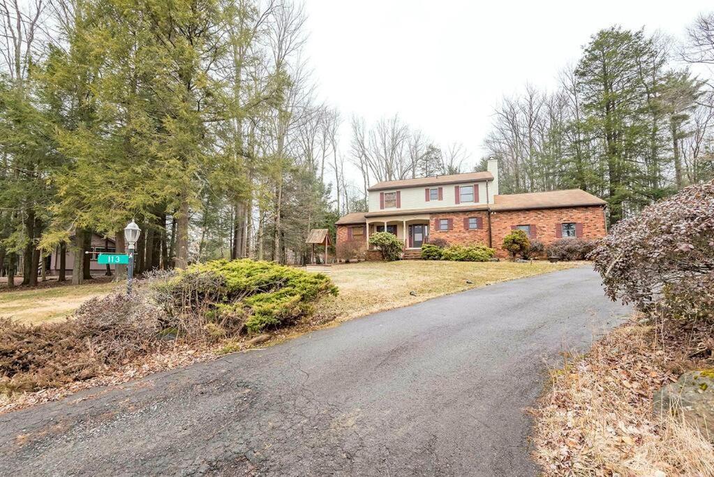 Charming Residential Home With Lots Of Fun Blakeslee Exterior photo