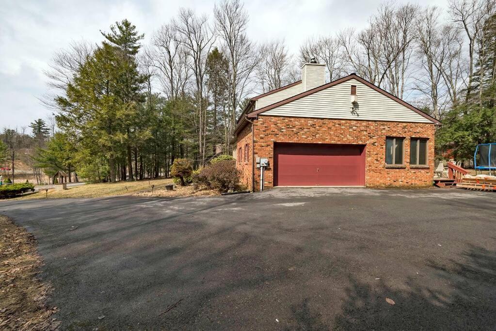 Charming Residential Home With Lots Of Fun Blakeslee Exterior photo